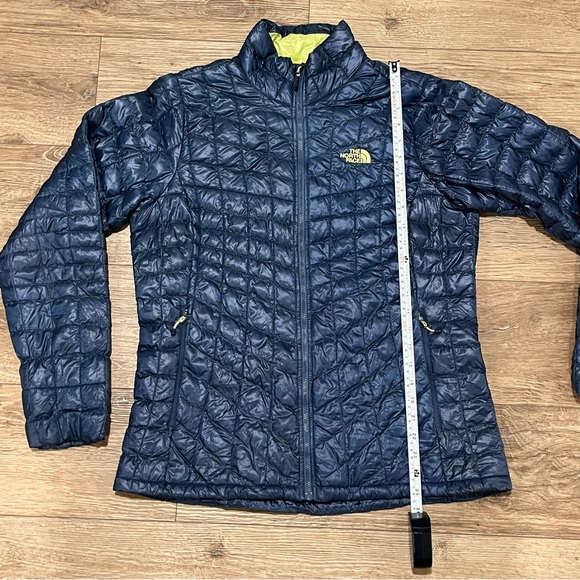 The North Face Thermoball womens hooded jacket. Size Large - Picture 5 of 16